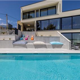 4 bedroom villa with heated pool and sea view in Vinišće, sleeps 8